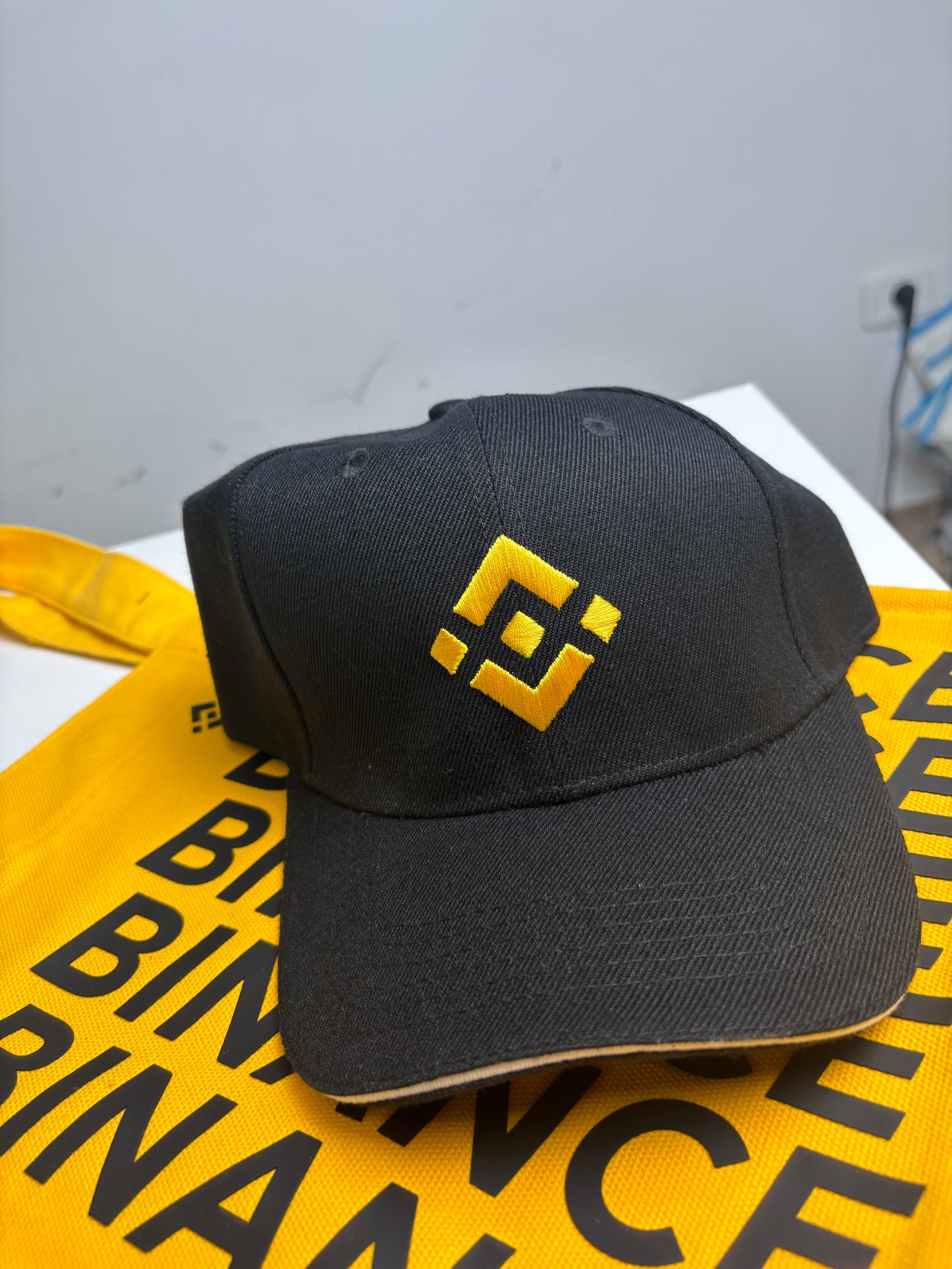 Binance Cap : White and black model