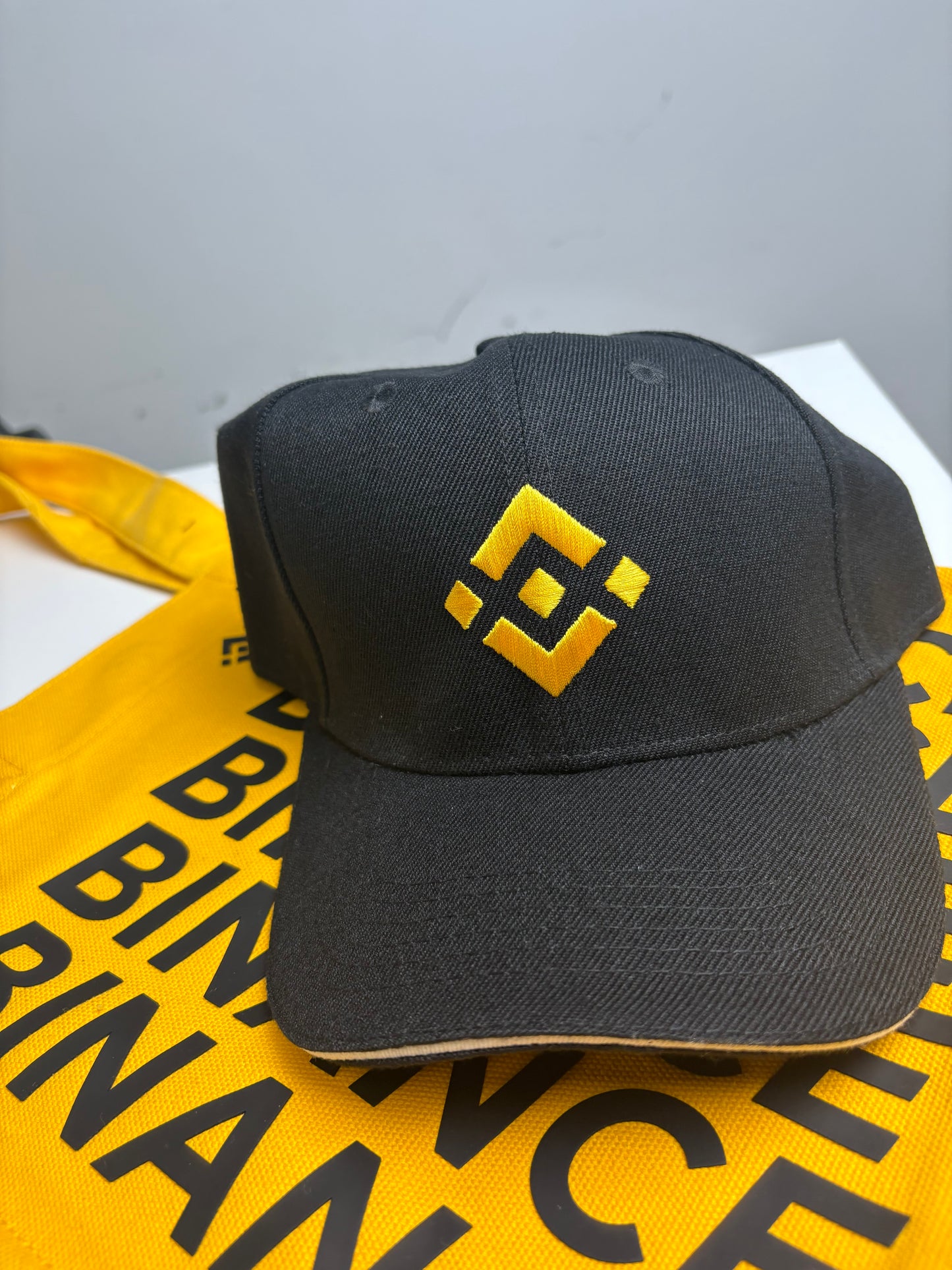 Binance Cap : White and black model